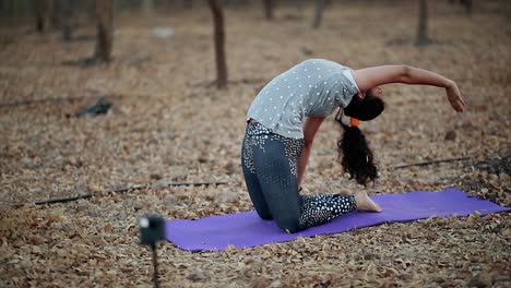 Junge-Frauen-Beim-Yoga,-Die-Kraft-Des-Yoga-Und-Die-Transzendenz