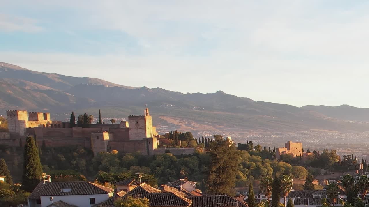 Vista da Alhambra ao pôr do sol em Granada, Espanha