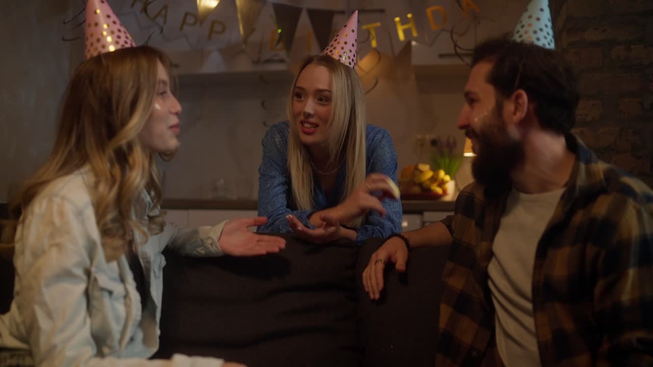 Venner fejrer fødselsdagsfest