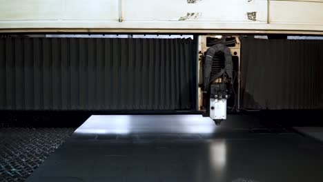 máquina de corte por láser en acción