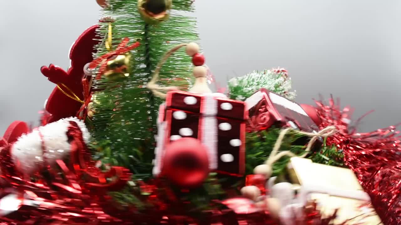 adornos navideños girando en sentido contrario a las agujas del reloj sobre un fondo gris