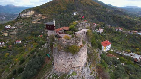 Schloss-Petrela:-Denkmal-Aus-Der-Antike,-Das-Stolz-Auf-Einem-Felsigen-Hügel-Steht-Und-Einen-Einblick-In-Die-Reiche-Geschichte-Und-Das-Architektonische-Erbe-Albaniens-Bietet