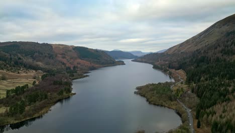 vista cinematográfica del lago thirlmere en cumbria