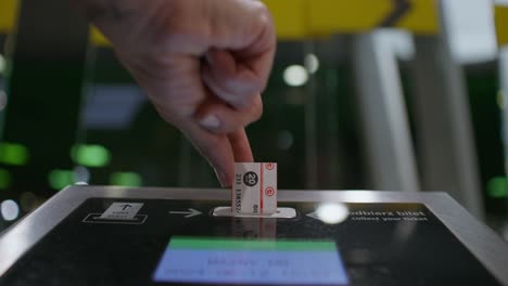 puerta de billetes en un centro de transporte público