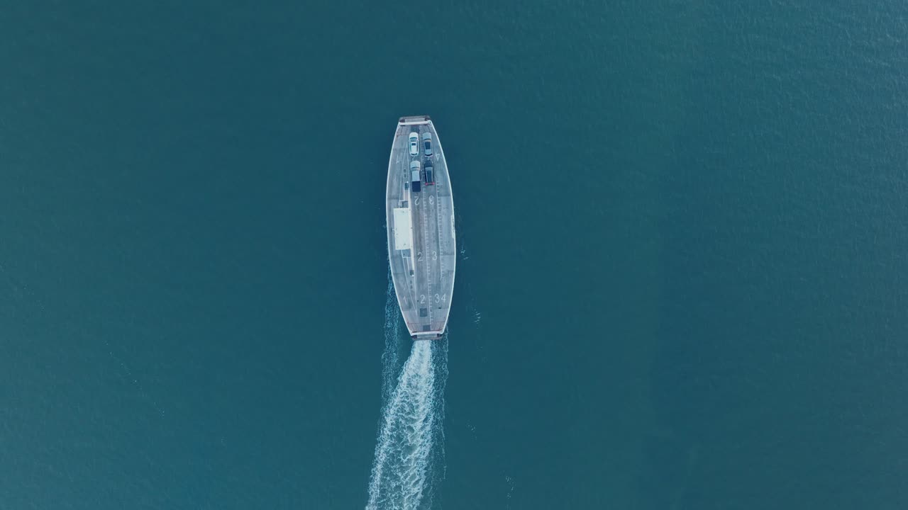북 포크 섬 롱 아일랜드 뉴욕 해가 뜨기 전에 출발하는 페리의 위에서 내려오는 드론  ⁇