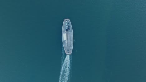 tomada aérea de un avión no tripulado del ferry que parte de la isla de refugio north fork long island nueva york antes del amanecer