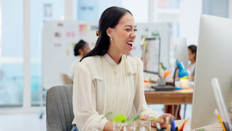 Mujer-De-Negocios,-éxito-Y-Ganador-En-La-Computadora