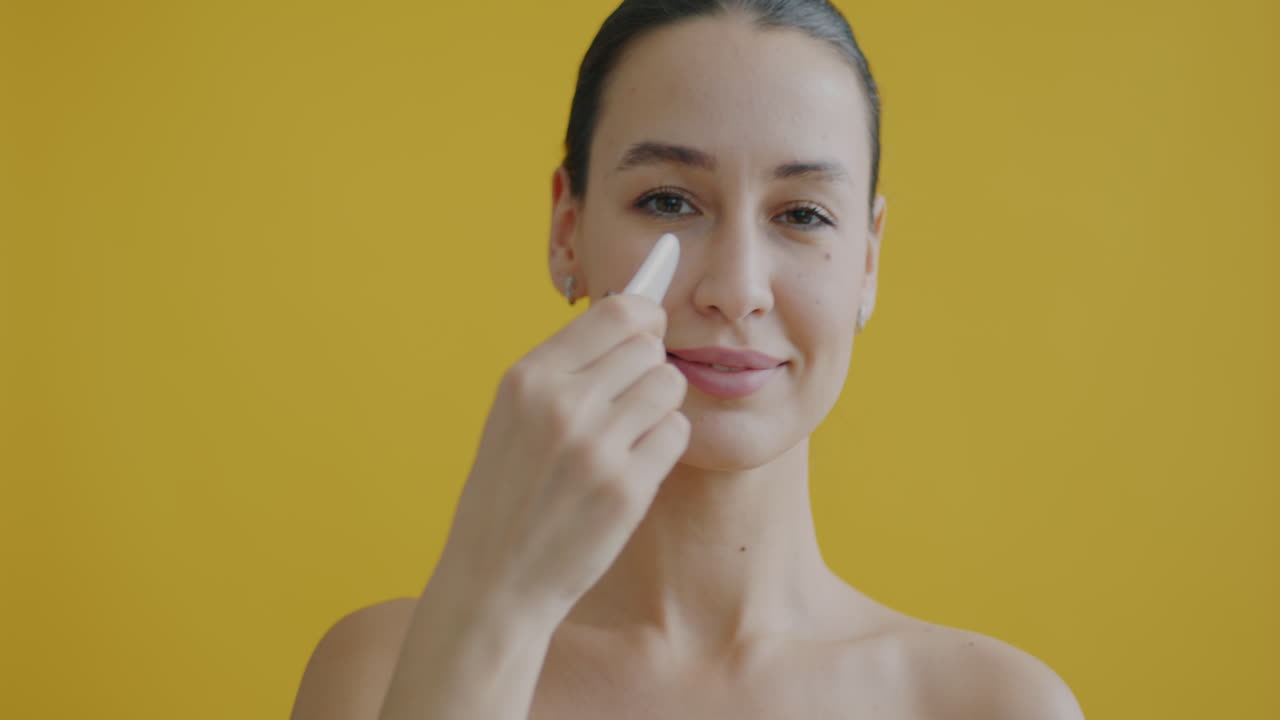 mujer aplicando maquillaje