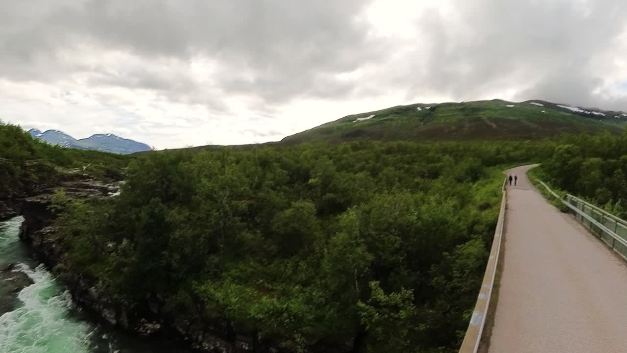 스웨덴에서 흐르는 강을 보는 다리 바로 위의 휴대용 팬