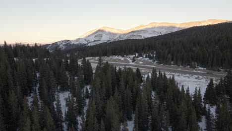 Panorama-Aéreo-A-Lo-Largo-De-La-Montaña-De-La-Estrella-Del-Norte-Hacia-Un-Paso-De-Montaña-Al-Atardecer,-Con-La-Cresta-De-Hoosier-En-La-Distancia