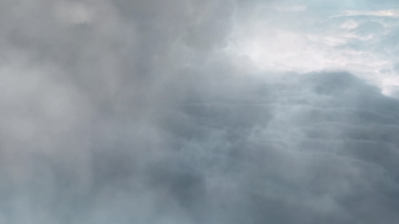 극적인 구름 풍경 의 공중 사진