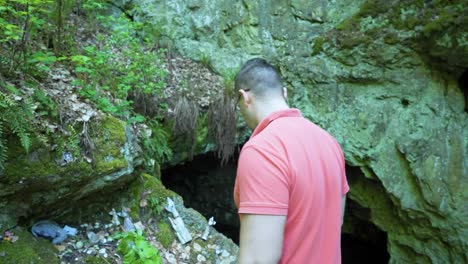 Tourist,-Der-Sich-Im-Schrein-Des-Grabes-Der-ägyptischen-Göttin-Bastet-Umsieht,-Gelegen-Im-Strandzha-Gebirge-In-Bulgarien