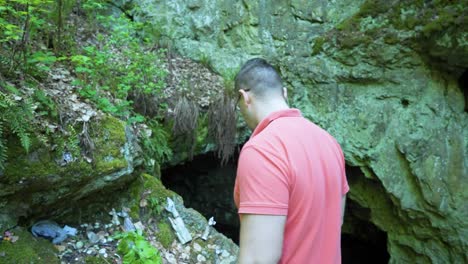 turista mirando alrededor del santuario de la tumba de la diosa egipcia bastet, ubicado en la montaña strandzha en bulgaria