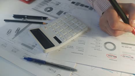calculadora digital blanca y informe financiero