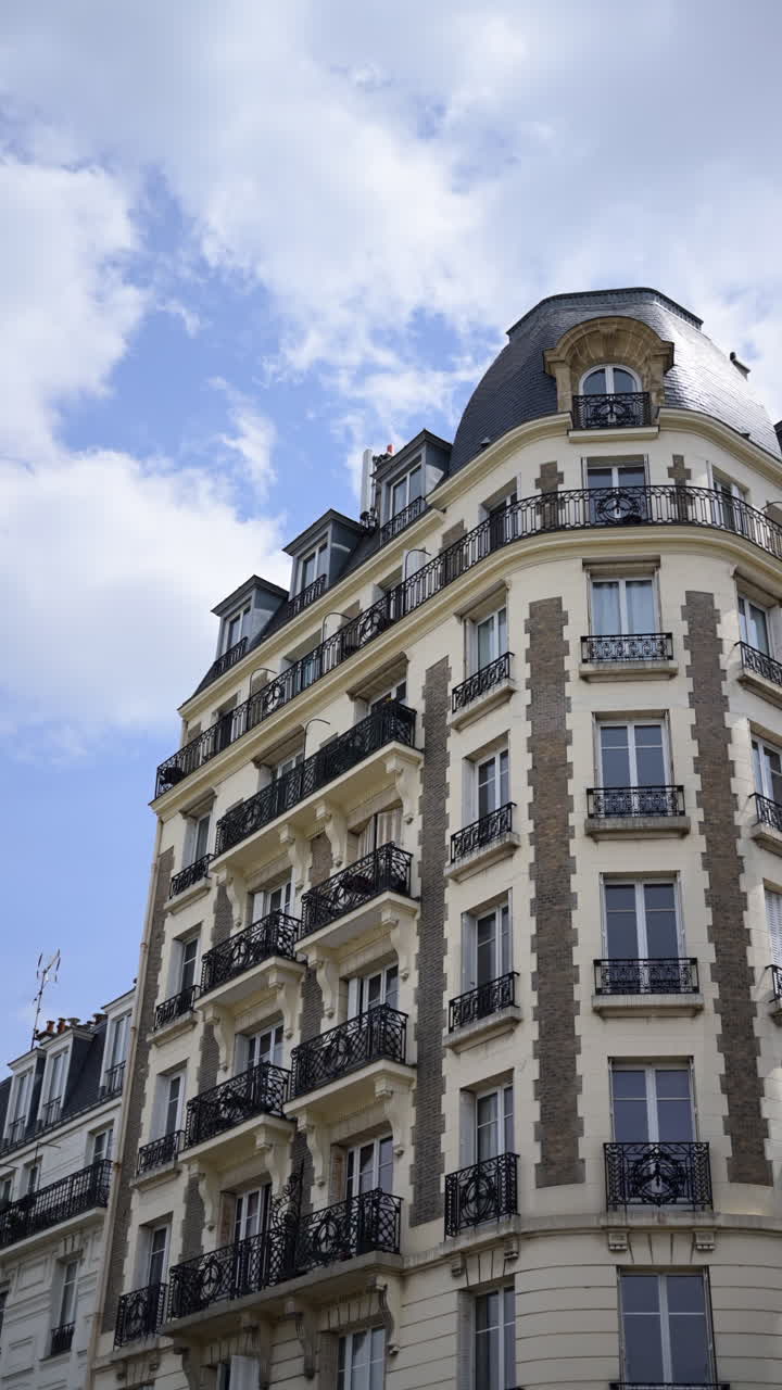 Vista dell'edificio Place Marcel Ayme Apartment a Parigi, Francia. Verticale