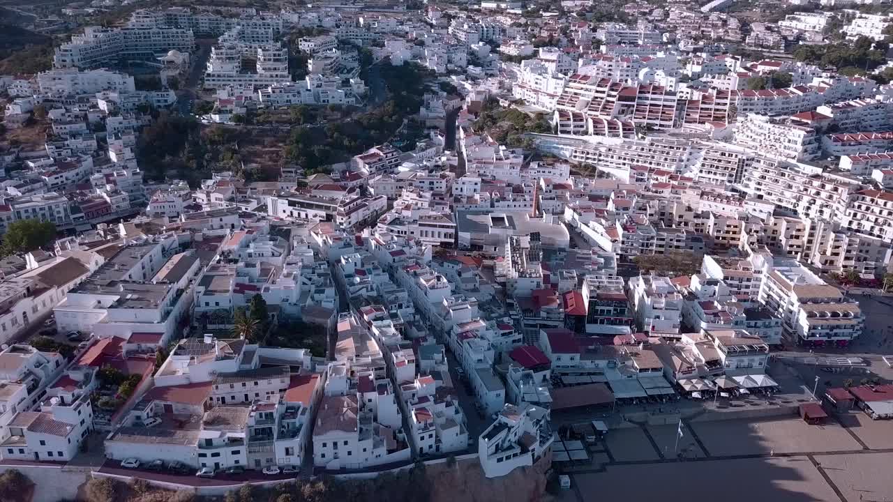 fotografía de un avión no tripulado de los edificios de una ciudad en albufeira, portugal