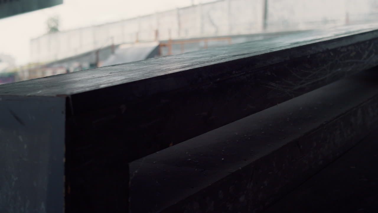 스케이트파크에서 스케이트 보딩을 위한 스포츠 램프. 클로즈업 빈 스케이트 보드 램프.