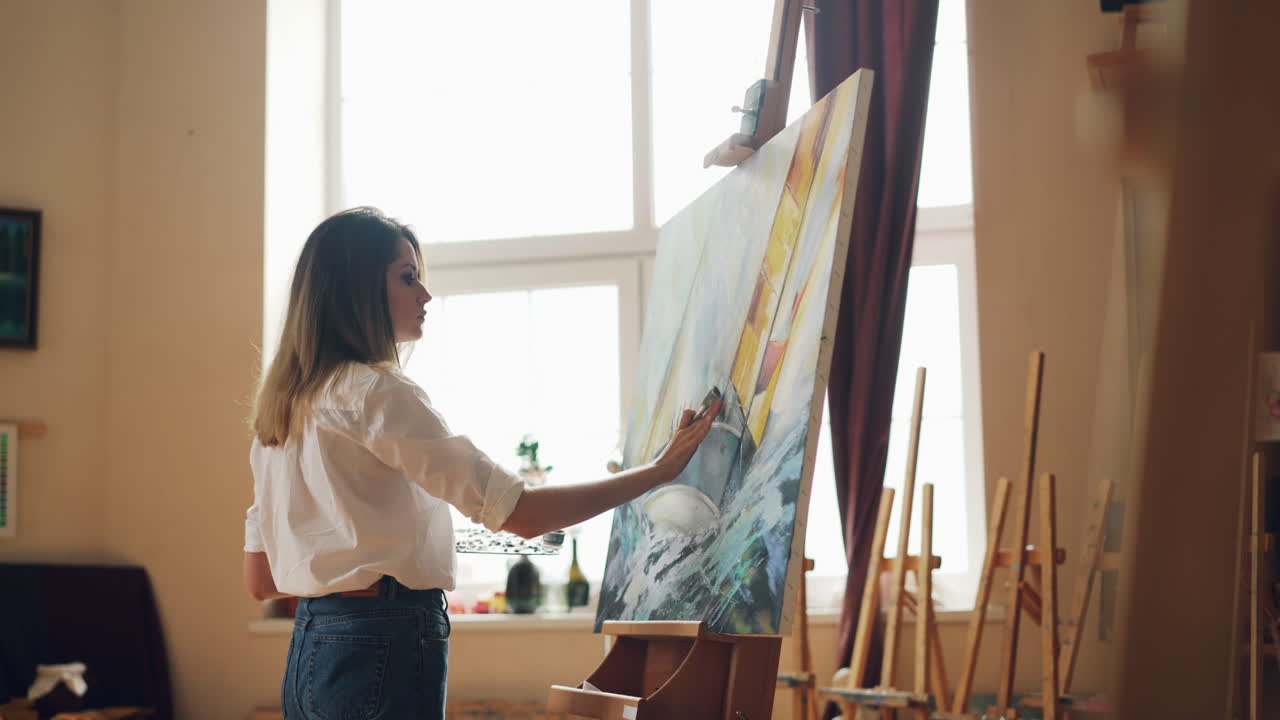mujer pintando en un estudio de arte