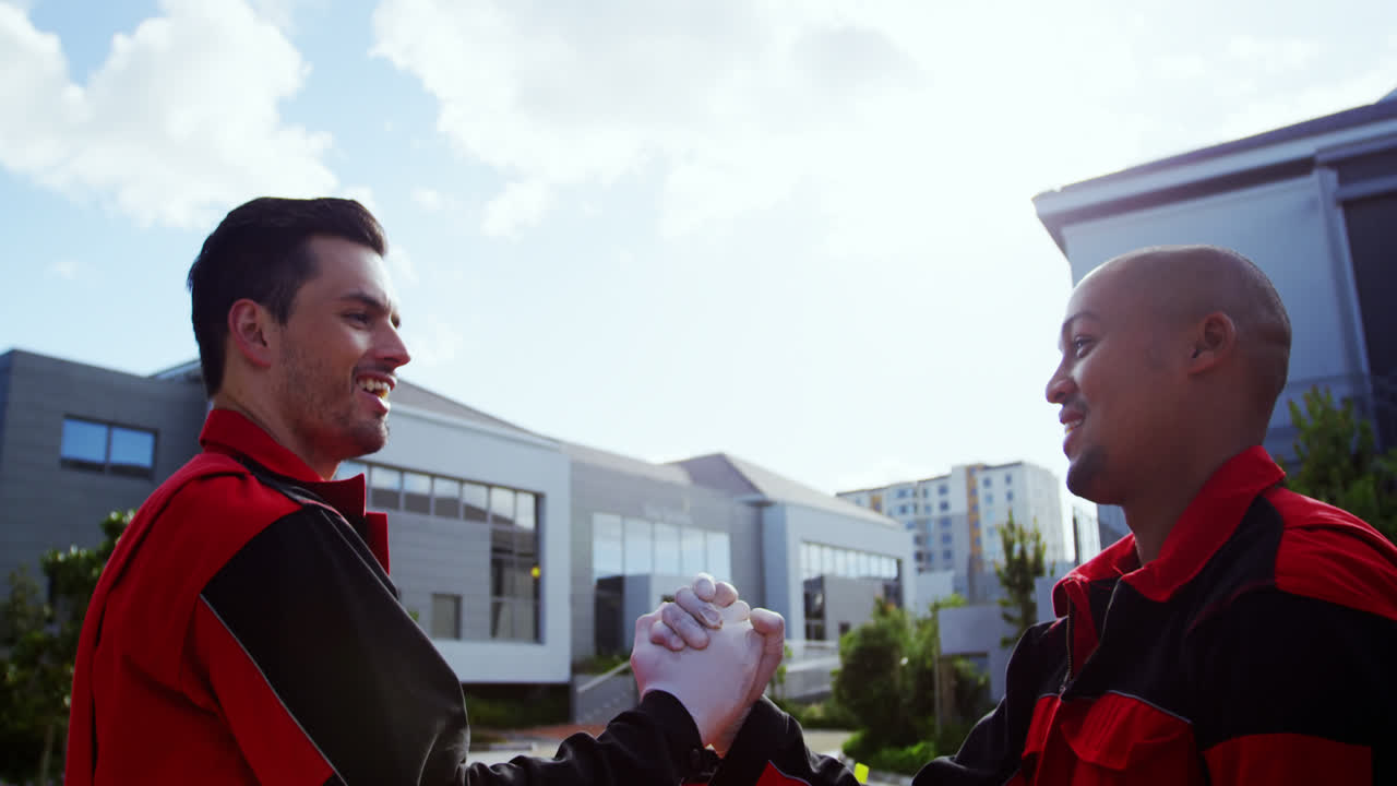 구급대원들이 거리에서 다섯 다리를 맞추고 있습니다.