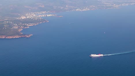 航空:大型國際貨船在大型國際海港停靠後出發往海