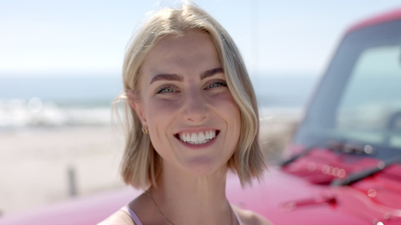 joven mujer caucásica sonríe brillantemente al aire libre en un viaje por carretera