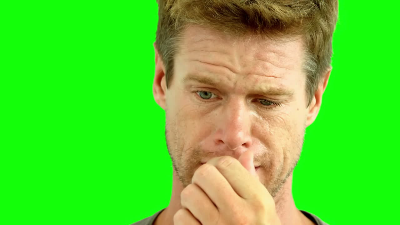 hombre llorando en la pantalla verde