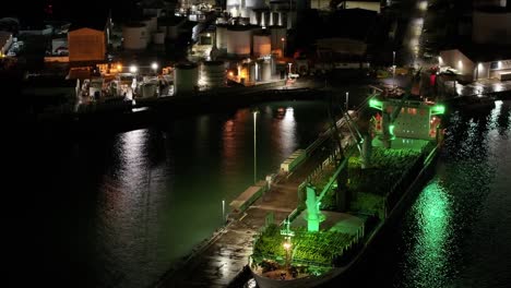 Vista-Aérea-Nocturna-De-Un-Gran-Barco-De-Transporte-Cargado-Con-Troncos-De-Madera,-Puerto-De-Timaru