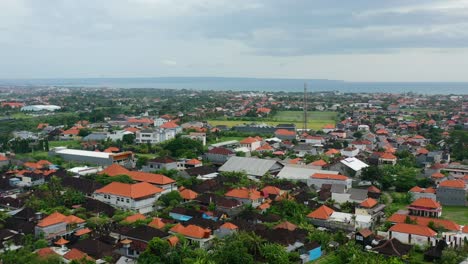 casas residenciales locales con techos naranjas en canggu bali al atardecer, antena