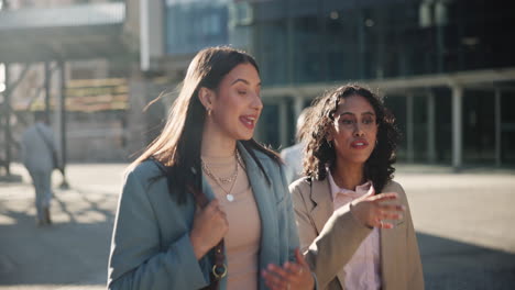 mujeres de negocios en conversación