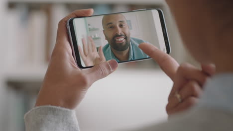 Mujer-Joven-Usando-Un-Teléfono-Inteligente-Teniendo-Video-Chat-Con-Su-Novio-Sordo-Comunicándose-Usando-Gestos-Con-Las-Manos-En-Lenguaje-De-Señas-Disfrutando-De-La-Comunicación-En-Línea-Imágenes-De-4k