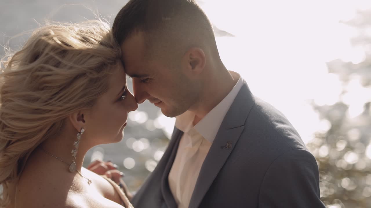 결혼 부부. 사랑스러운 신랑과 신부. 행복한 가족. 사랑에 빠진 남자와 여자