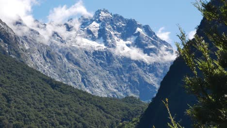 美麗的山脈的全景拍攝,由太陽照亮的雪和空中懸浮的雲