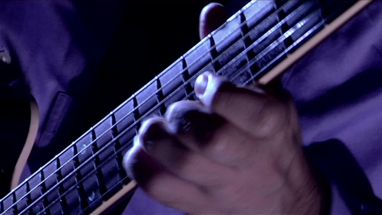 남자는 베이스 바이올린을 연주 3