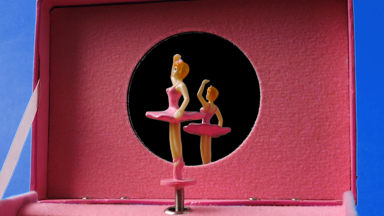 Il carillon con la ballerina danzante. Canale alfa incluso. Png+alpha. Puoi inserire il tuo specchio con il tuo riflesso.