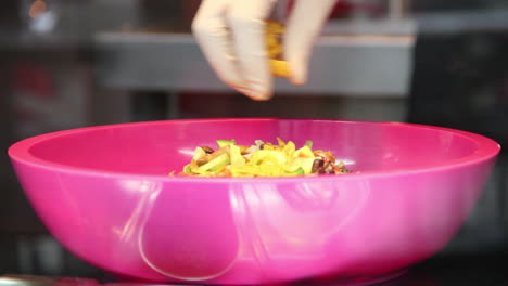 proveedor preparando ensalada con nachos