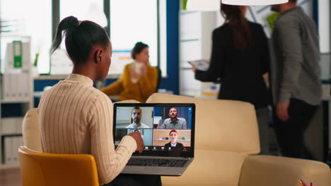 Mujer-Gerente-Africana-Discutiendo-Con-Colegas-Remotos-Mediante-Videollamada