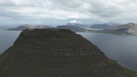 -Distinctive-triangular-shape-of-picturesque-Kirkjufell-mountain,-Iceland