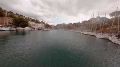 Geschwindigkeit-Niedrig-Vorbei-An-Festgemachten-Segelbooten-In-Cassis-Fpv-Drohne-Geschossen