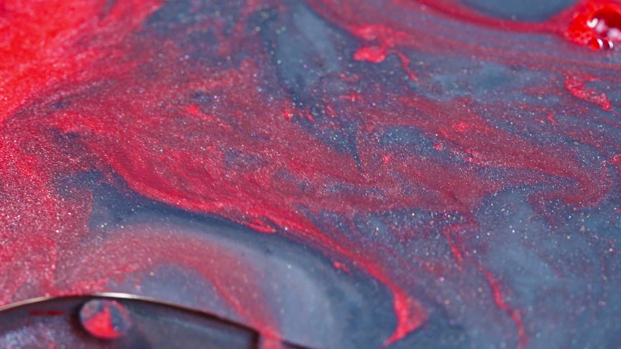 tinta roja abstracta girando con gracia en el agua azul, creando una mezcla hipnotizante de colores