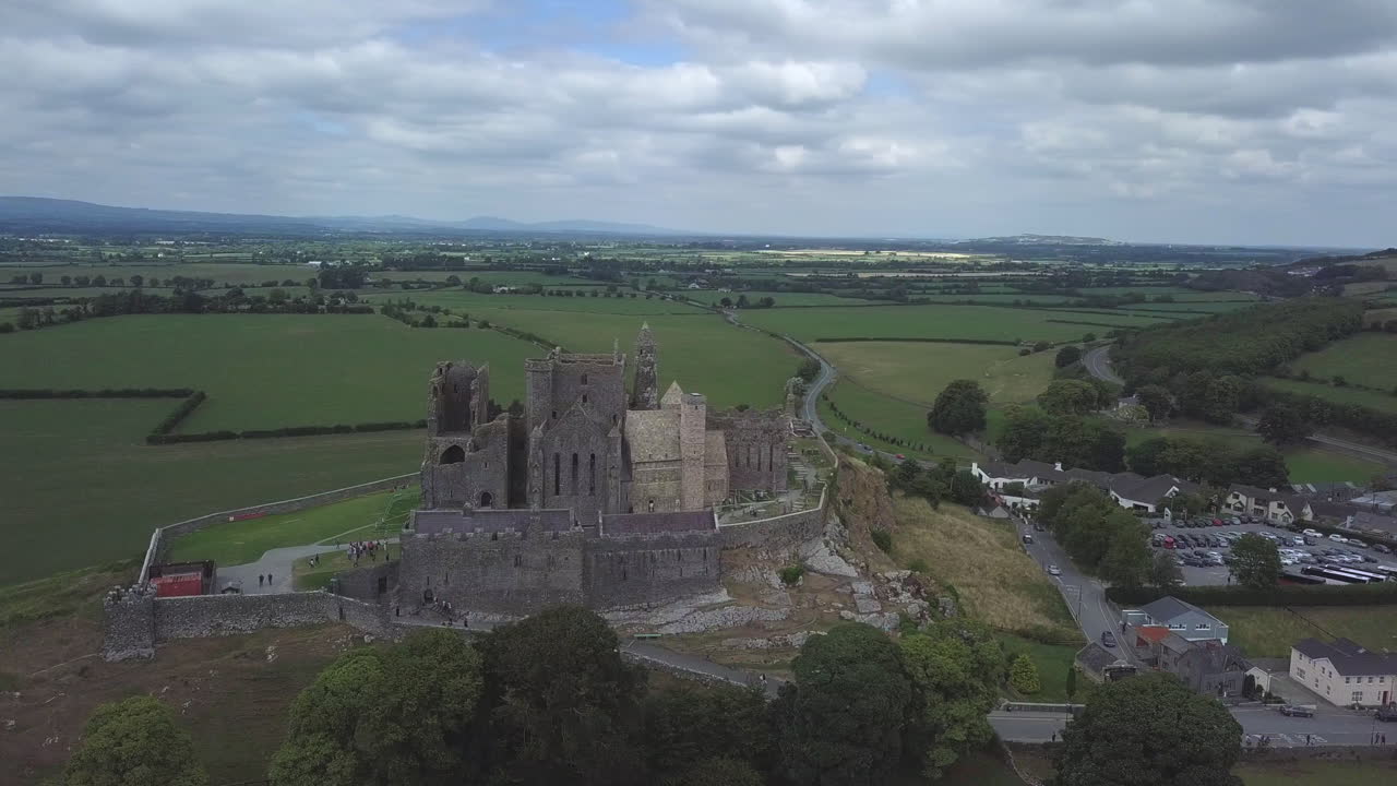 vista aérea de la roca de cashel en irlanda