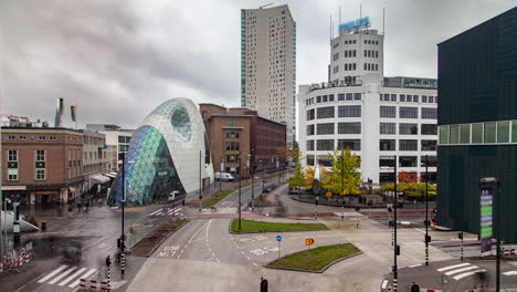 Paisaje-Urbano-De-Eindhoven:-Tráfico-Diurno-De-Otoño