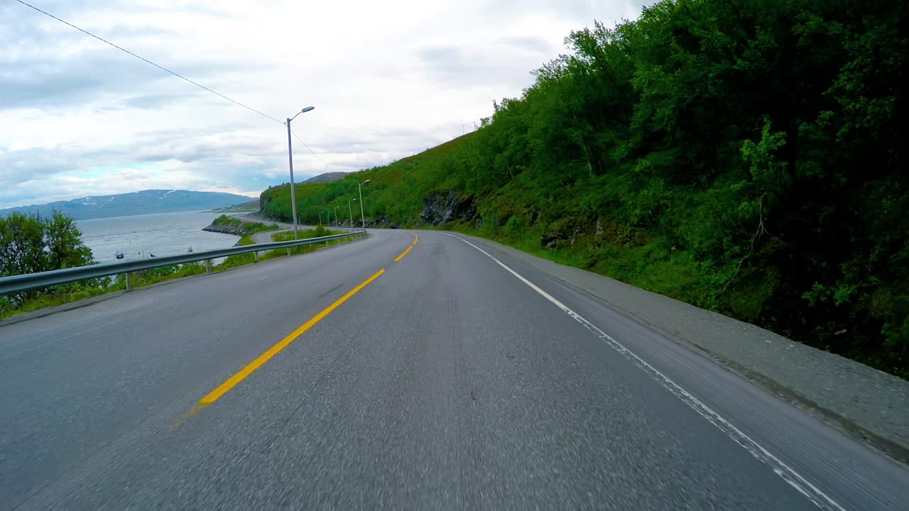 노르웨이 도로에서 차를 운전하다