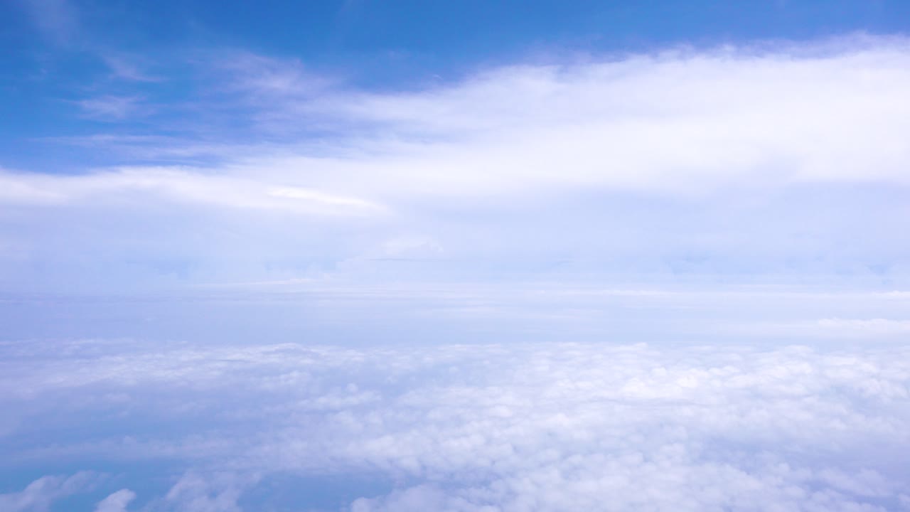 밝고 아름다운 푸른 하늘 풍경 배경, 더 높은 푹신한 움직임 구름, 놀라운 부드러운 패턴, 층별로