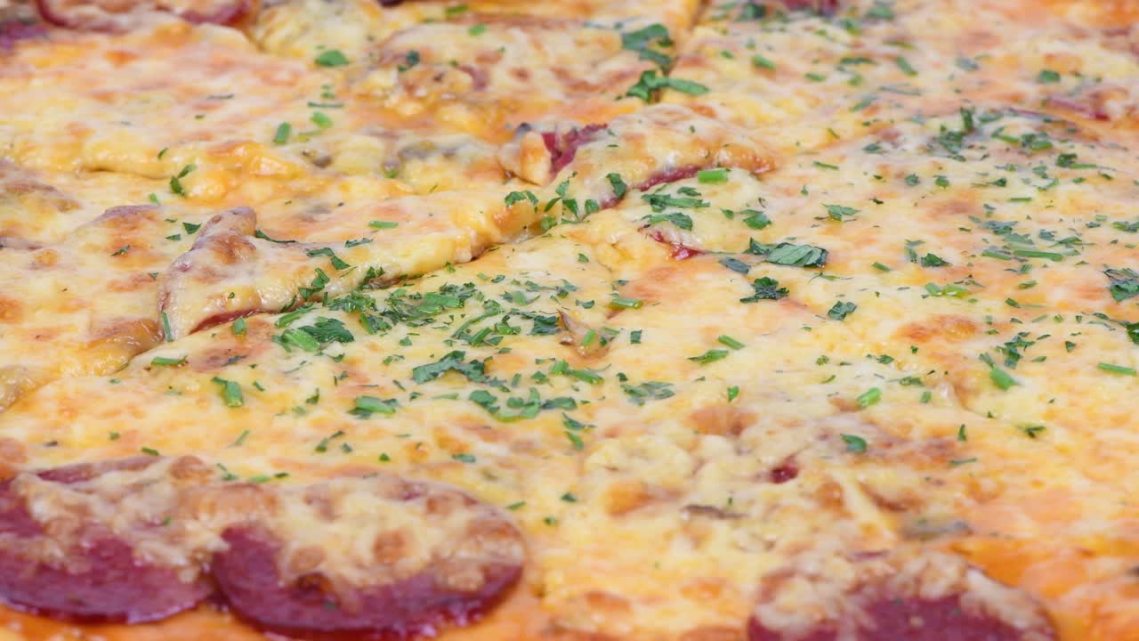 맛있는 이탈리아 피자 클로즈업, 루프 모션, 사이드 뷰, 회전 360.