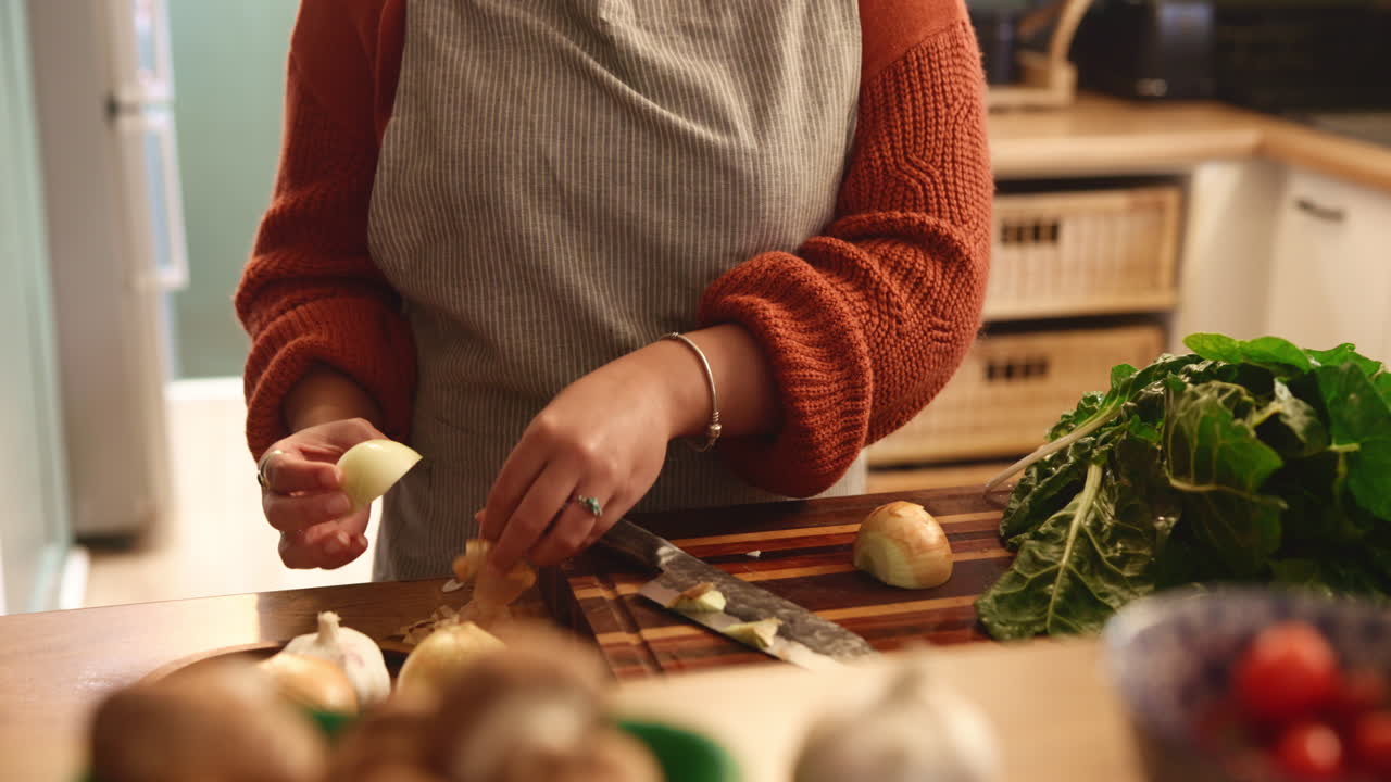 Frau schneidet Zwiebeln in der Küche
