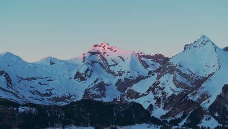 Sea-Testigo-Del-Encanto-Etéreo-Del-Amanecer-Sobre-La-Silueta-De-Una-Cadena-Montañosa-Cubierta-De-Nieve-A-Través-De-Estas-Fascinantes-Imágenes-Tomadas-Con-Drones.