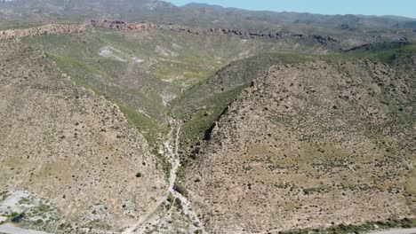 volando a un gran cráter mientras mira la entrada