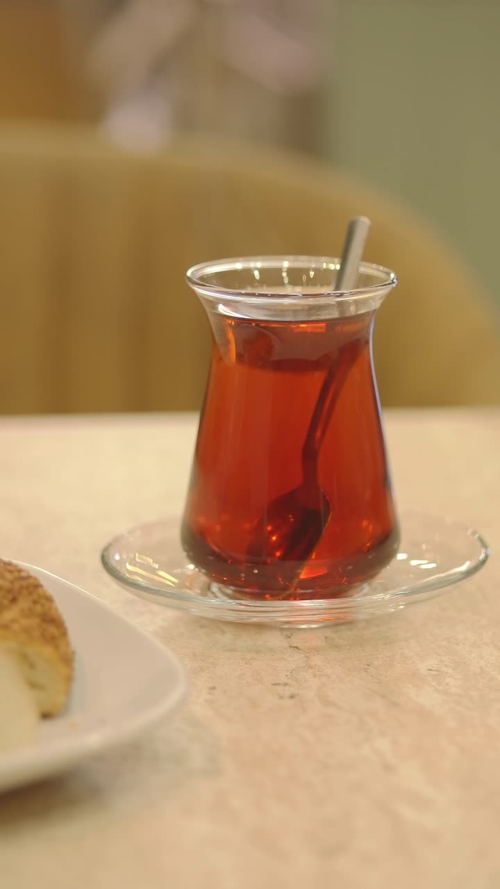 Masada geleneksel bir bardakta dumanı tüten sıcak çay