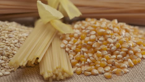 pasta de espagueti integral de cereales mezclados y de cereales enteros, alimentos vegetarianos veganos