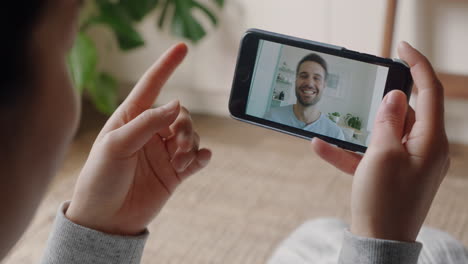 Mujer-Joven-Que-Usa-Un-Teléfono-Inteligente-Y-Tiene-Video-Chat-Con-Su-Novio-Sordo-Comunicándose-Usando-Gestos-Con-Las-Manos-En-Lenguaje-De-Señas-Disfrutando-De-La-Comunicación-En-Línea